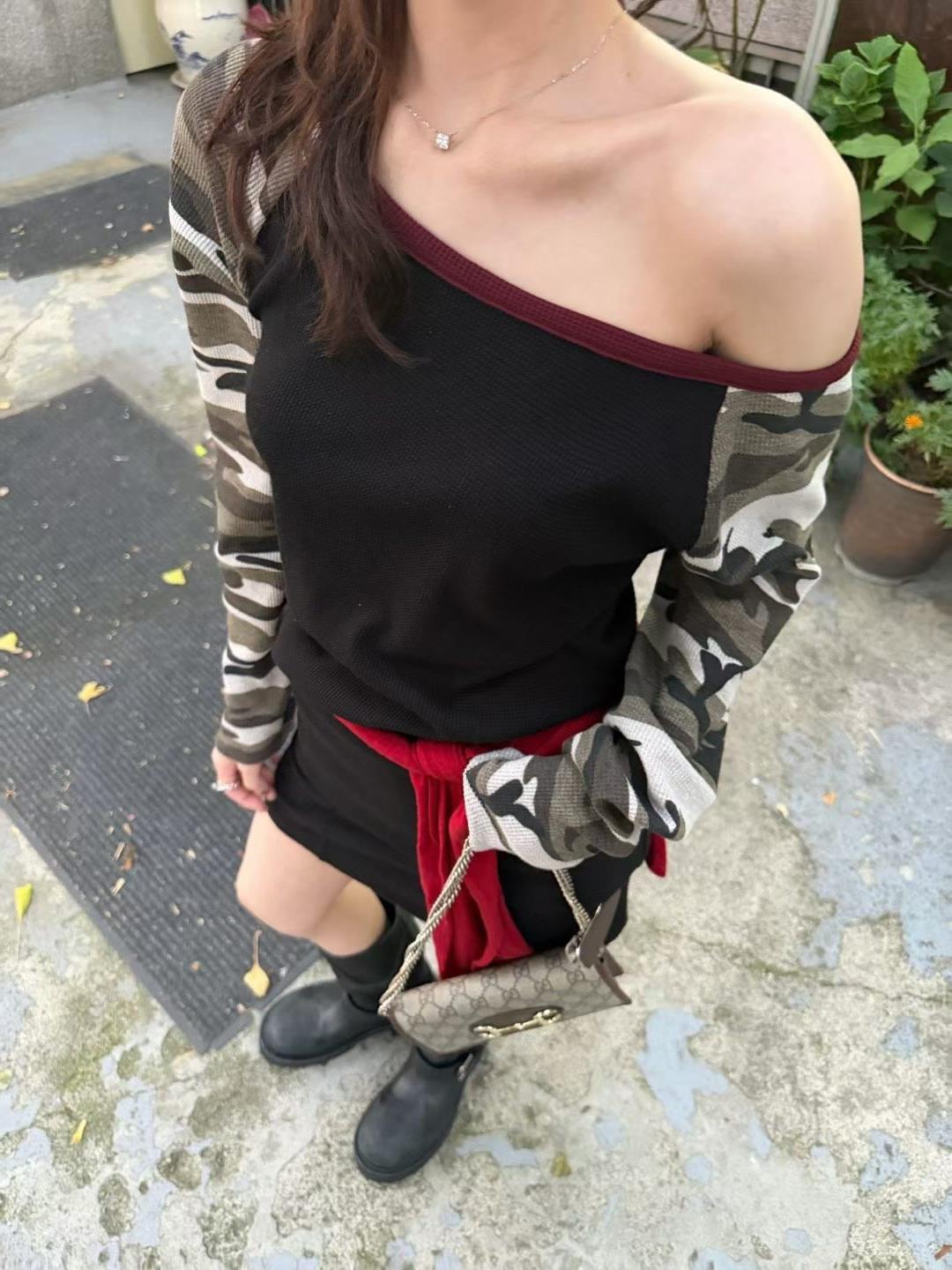 拼接迷彩袖寬領上衣